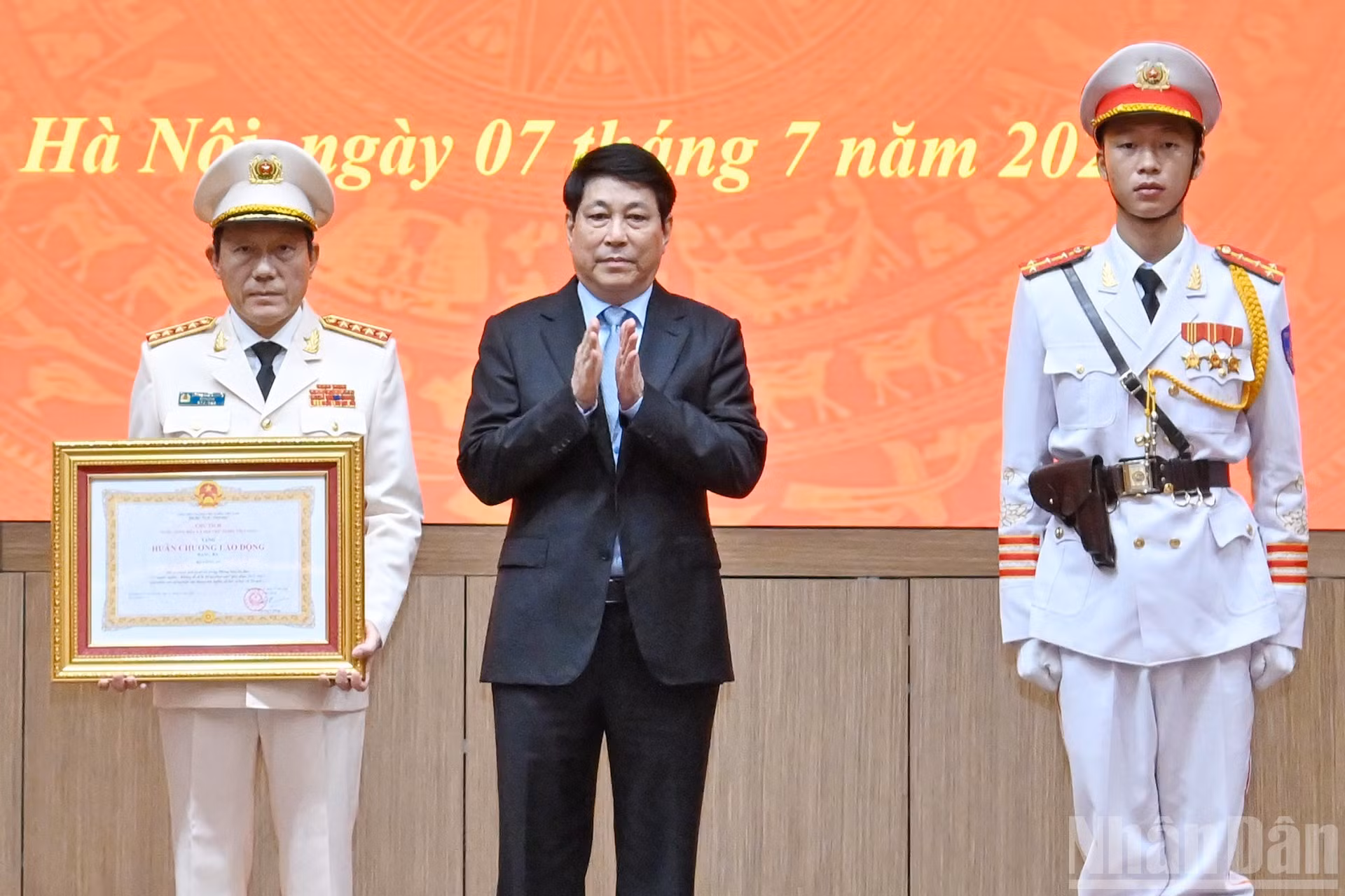 El presidente Luong Cuong otorga la Orden del Trabajo de tercera clase al Ministerio de Seguridad Pública.