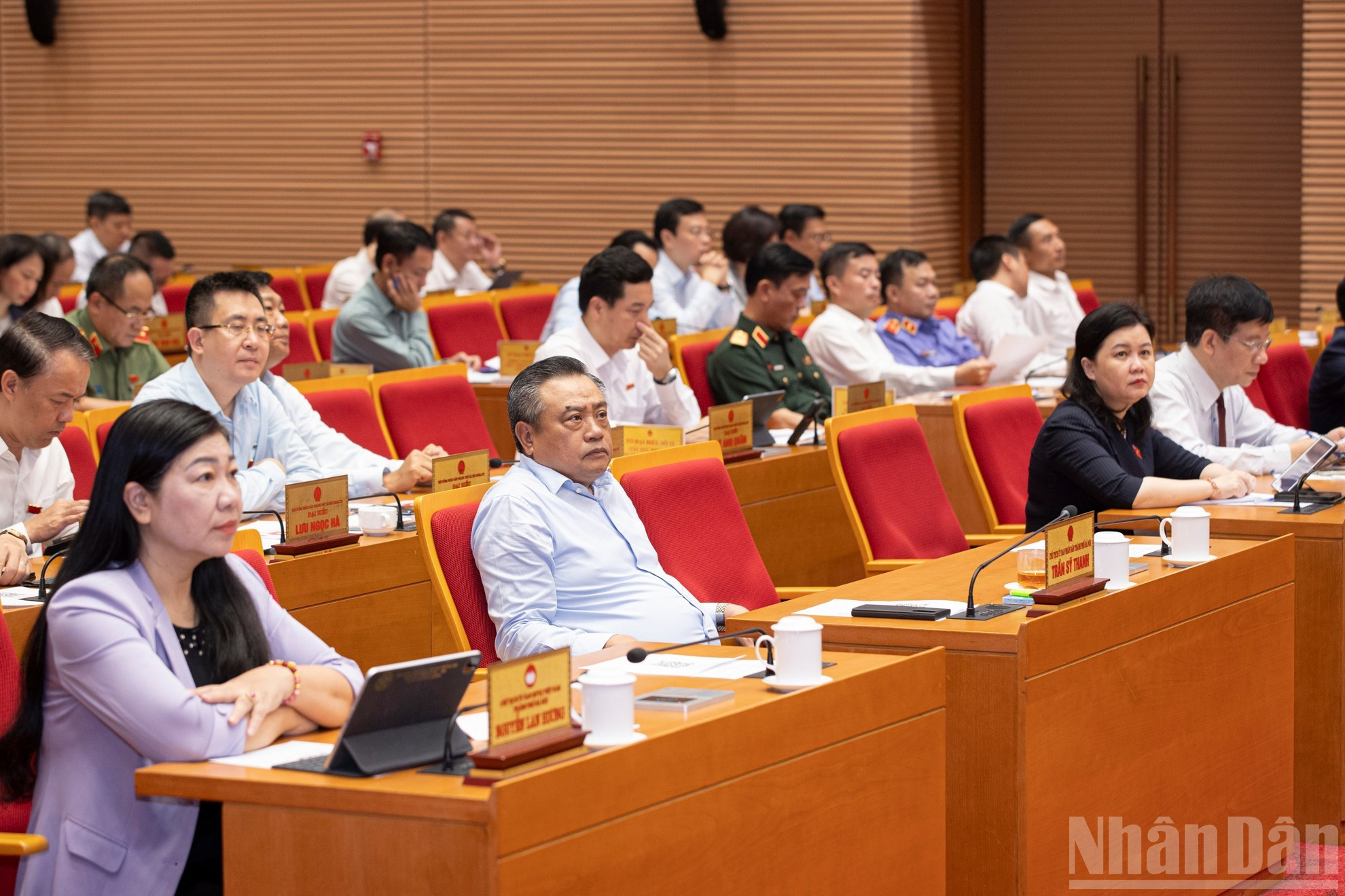 El presidente del Comité Popular de Hanói, Tran Sy Thanh, y otros delegados asisten a la sesión de interpelaciones.