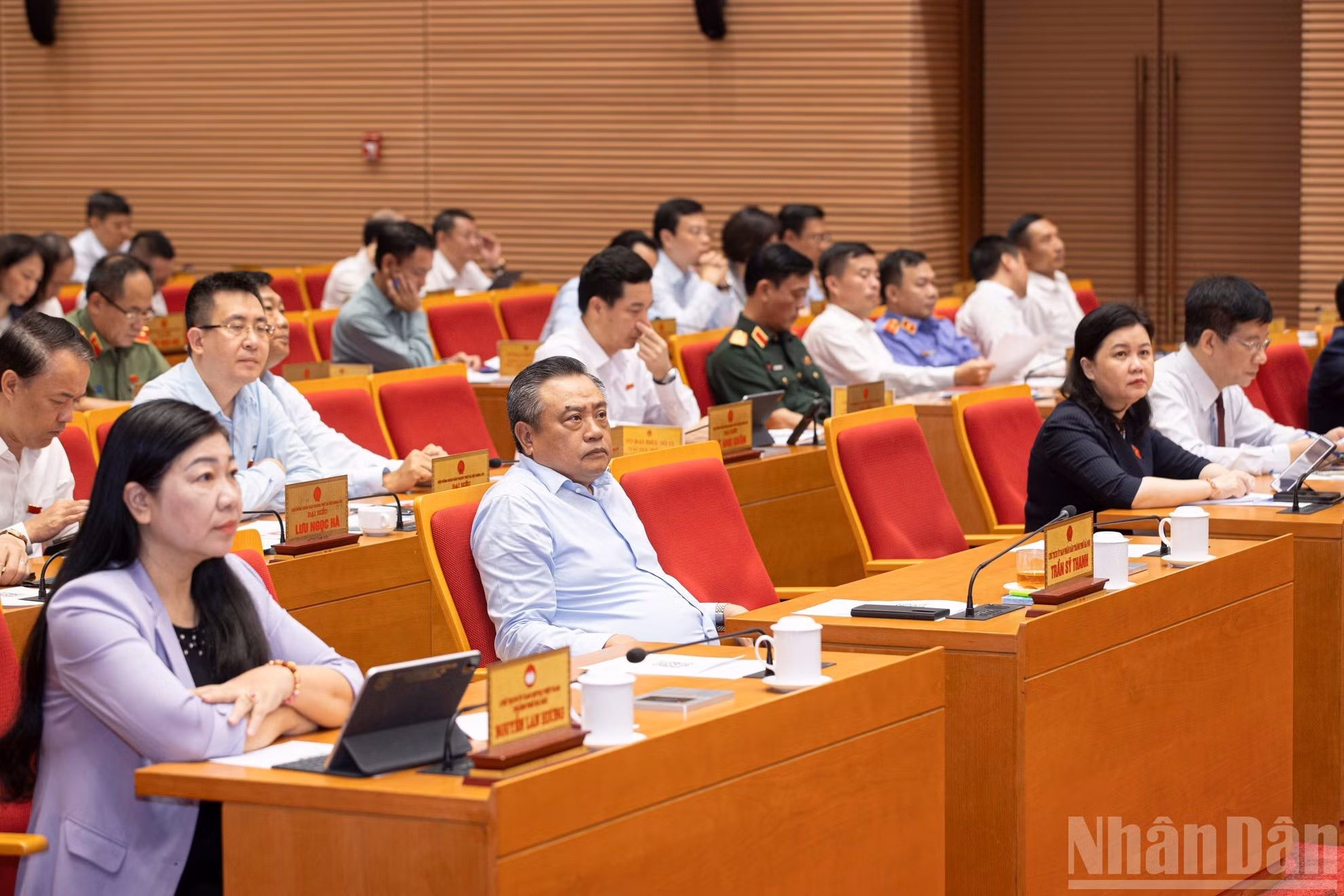 El presidente del Comité Popular de Hanói, Tran Sy Thanh, y otros delegados asisten a la sesión de interpelaciones.