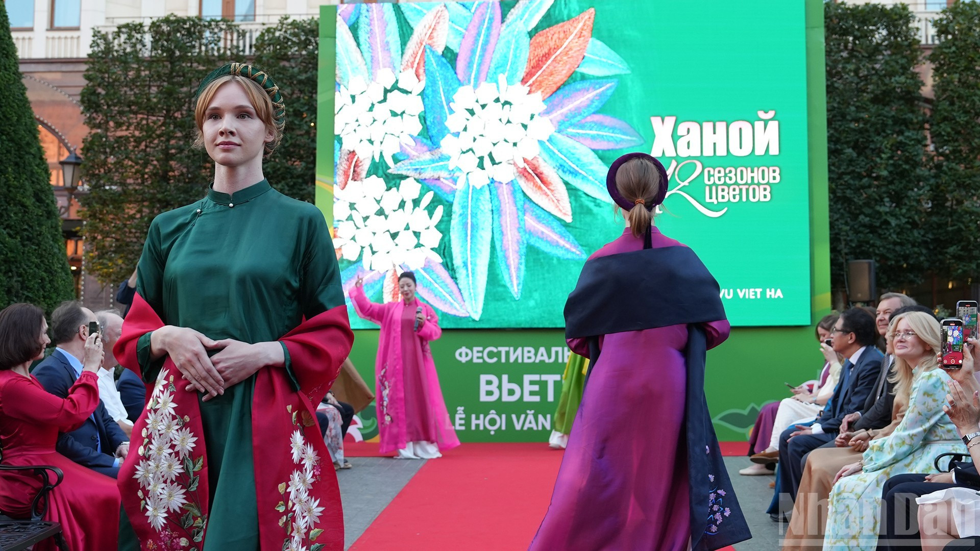 Desfile de la colección de áo dài (vestido tradicional de Vietnam), con el tema ‘Hanói 12 estaciones de flores’ del diseñador Vu Viet Ha.