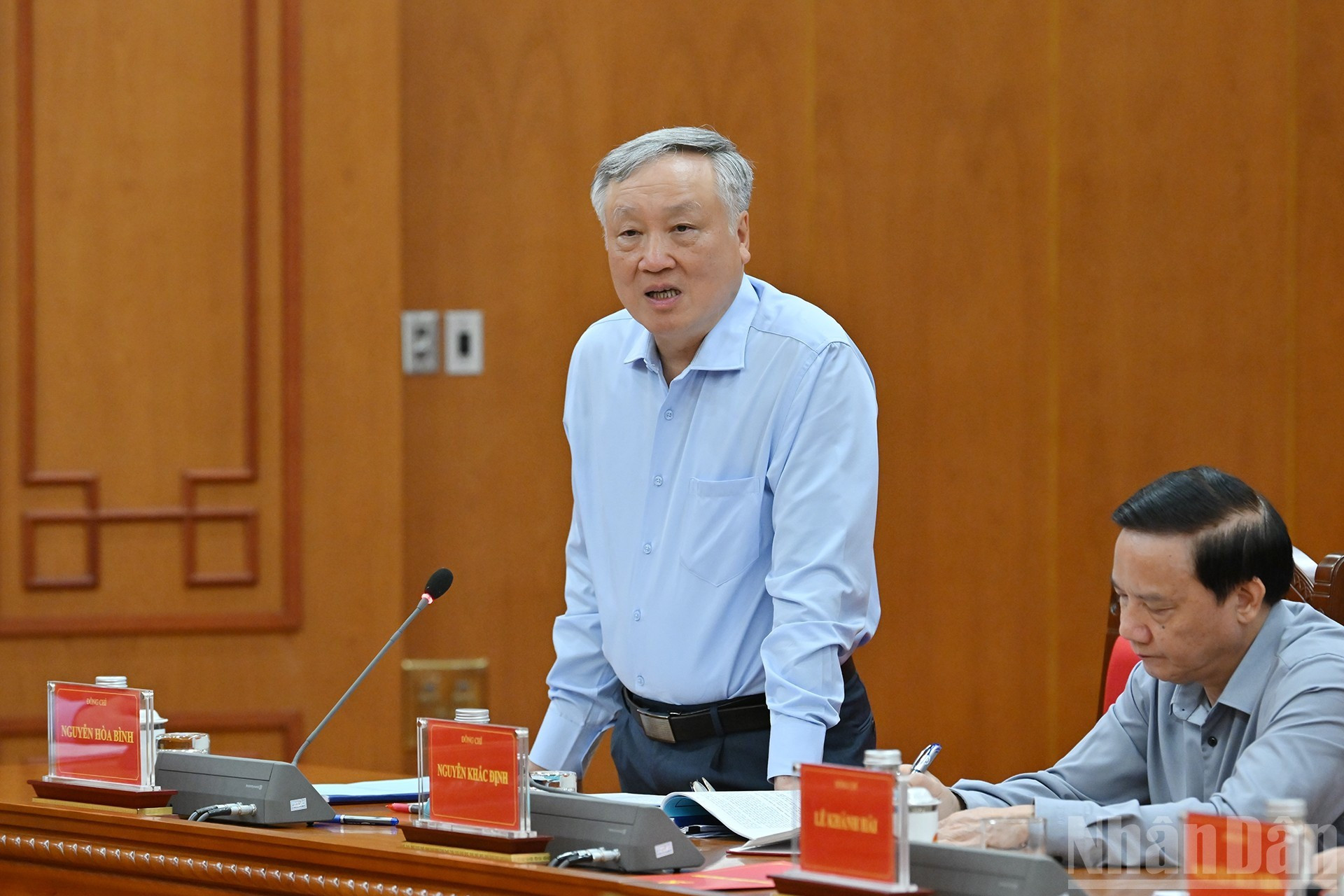 El miembro del Buró Político y viceprimer ministro permanente, Nguyen Hoa Binh, interviene en la cita.
