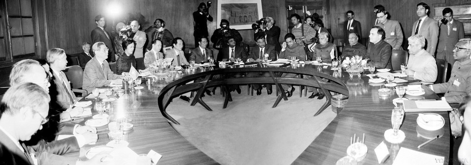 El secretario general Nguyen Van Linh conversa con el primer ministro Rajiv Gandhi durante su visita de amistad a la India, del 23 al 28 de enero de 1989.