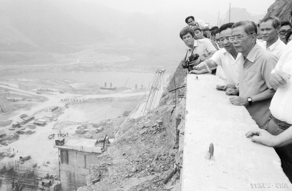 El secretario general Nguyen Van Linh visita las obras de la central hidroeléctrica de Hoa Binh en el río Da, a la altura 123 de la margen derecha (3 de mayo de 1987).