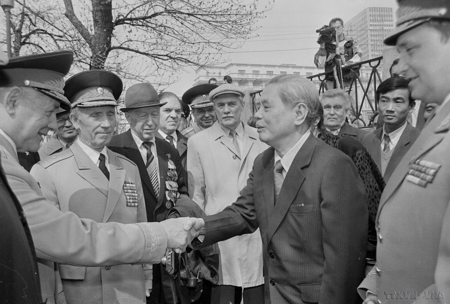 Veteranos soviéticos reciben al secretario general Nguyen Van Linh durante su visita a la Unión Soviética (Moscú, 1991).