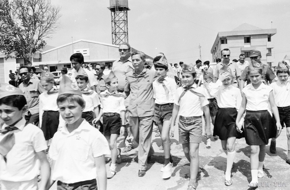El secretario general Nguyen Van Linh visita a la familia de los expertos soviéticos que participaron en la construcción de la central hidroeléctrica de Tri An (20 de abril de 1987).