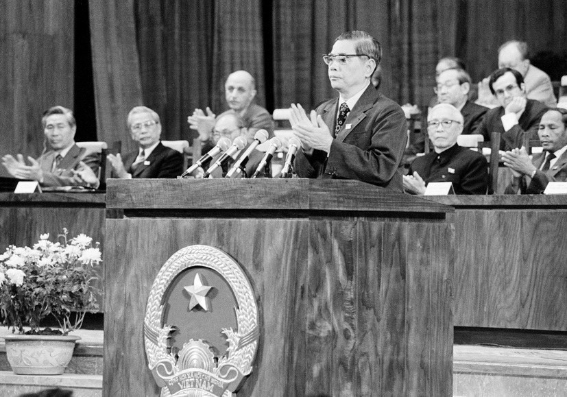 El secretario general Nguyen Van Linh pronuncia el discurso de clausura del VI Congreso del Partido, el 18 de diciembre de 1986.