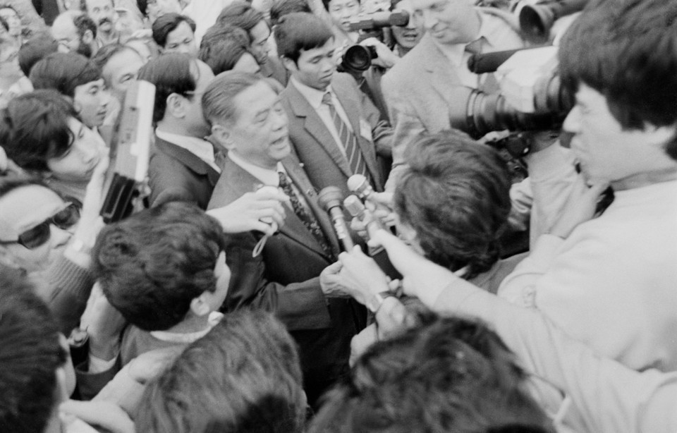 El secretario general Nguyen Van Linh responde a las preguntas de la prensa sobre la política de renovación del Partido tras la clausura del VI Congreso Nacional del Partido (diciembre de 1986).