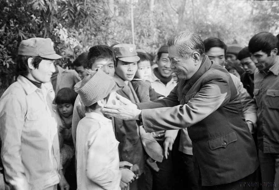 El secretario general Nguyen Van Linh visita y desea un Feliz Año Nuevo a los cuadros y miembros de la comuna de Giai Pham, distrito de My Van, provincia de Hai Hung.