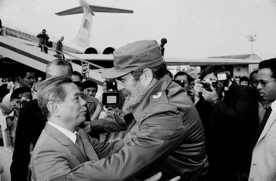 El presidente de los Consejos de Estado y de Ministros de Cuba, Fidel Castro, recibe al secretario general Nguyen Van Linh en una visita oficial de amistad a Cuba, del 24 al 29 de abril de 1989.