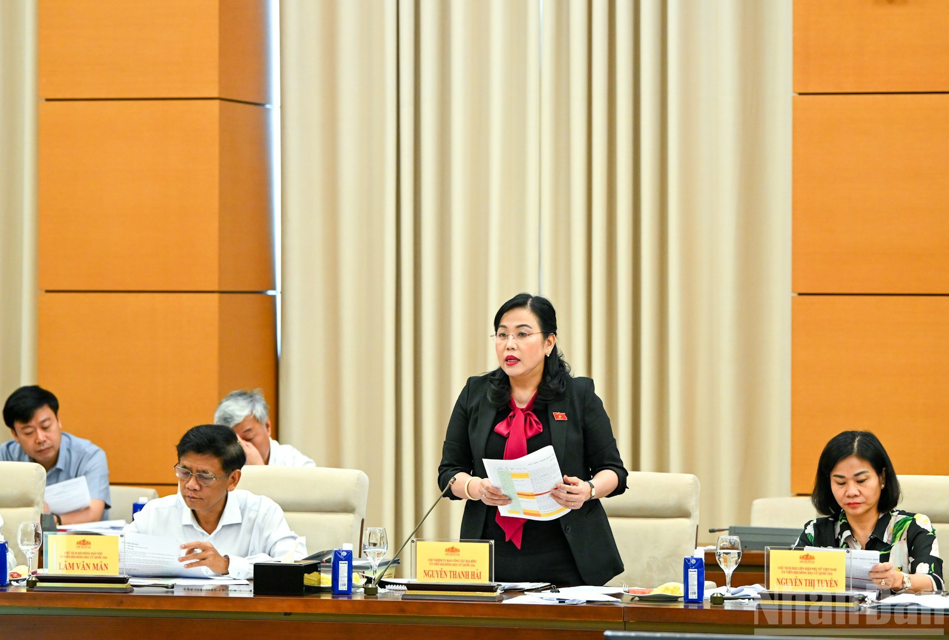 La jefa de la Comisión de Asuntos de Delegados de la Asamblea Nacional, Nguyen Thanh Hai, habla en la reunión.