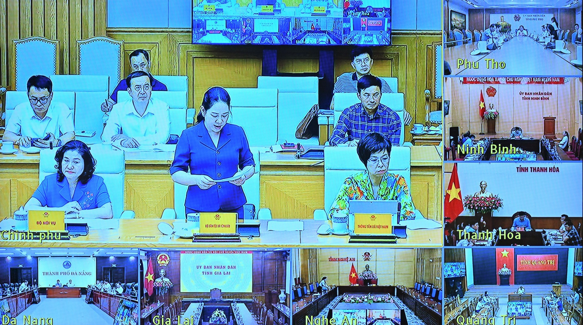 La reunión se lleva a cabo de forma presencial en la Oficina Gubernamental y se conecta en línea con las localidades de todo el país.