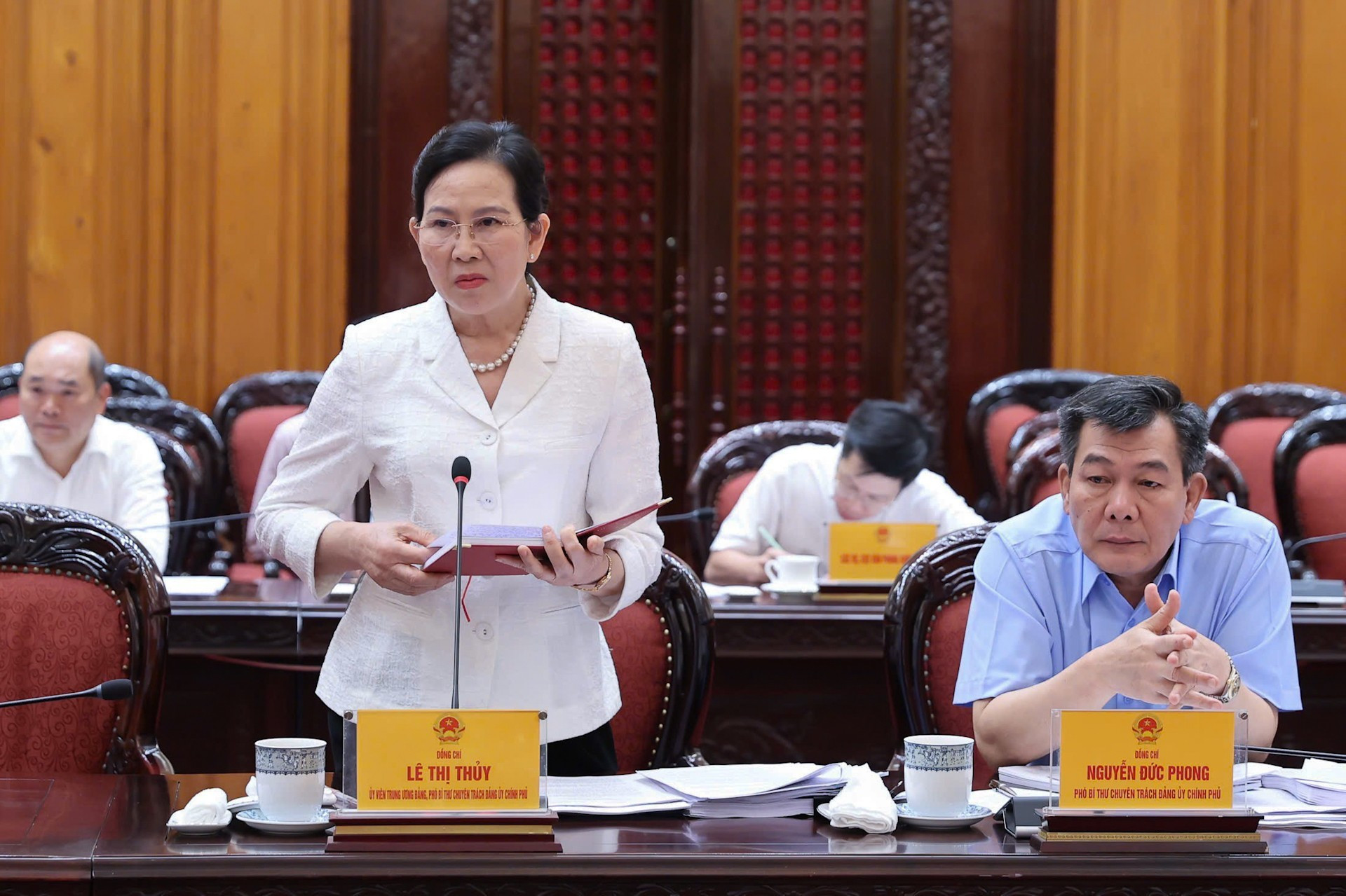 La vicesecretaria permanente del Comité partidista del Gobierno Le Thi Thuy interviene en la reunión. La vicesecretaria permanente del Comité partidista del Gobierno Le Thi Thuy interviene en la reunión.