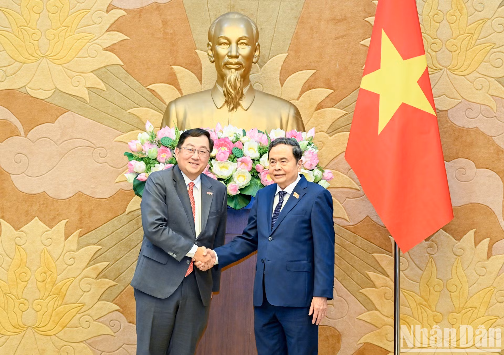 Thanh Man felicita al embajador de Malasia, Tan Yang Thai, por la finalización de su misión diplomática en Vietnam.