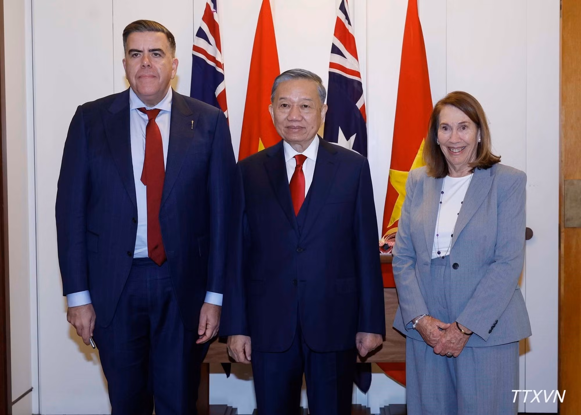 El secretario general del Partido Comunista y presidente de Vietnam, To Lam, junto con Sue Lines, presidenta del Senado, y Milton Dick, presidente de la Cámara de Representantes de Australia.