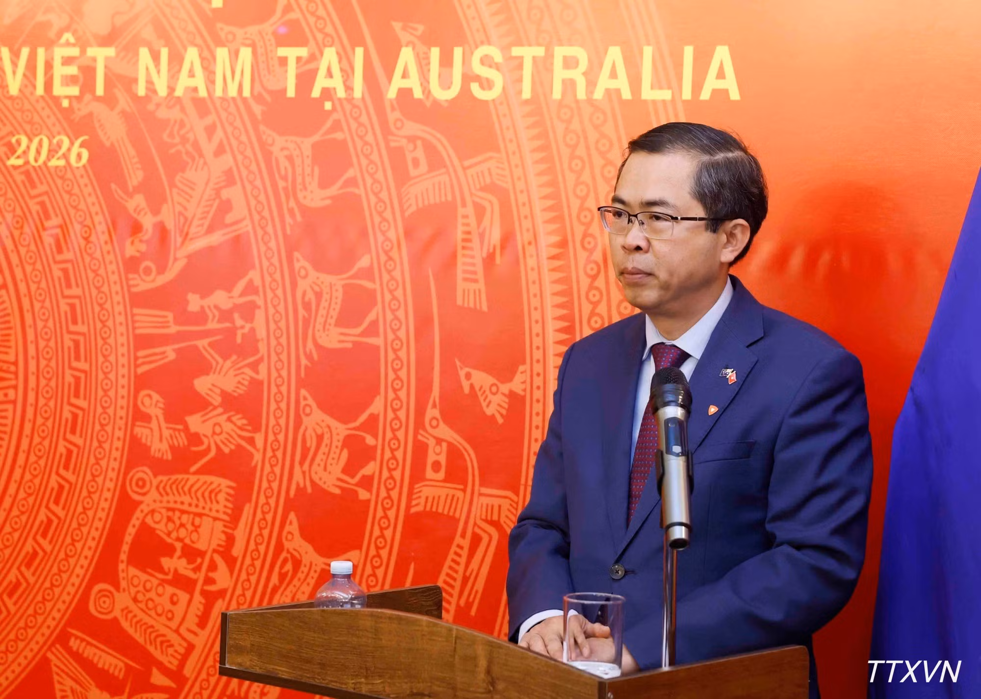 El embajador de Vietnam en Australia, Pham Hung Tam, interviene en la cita.