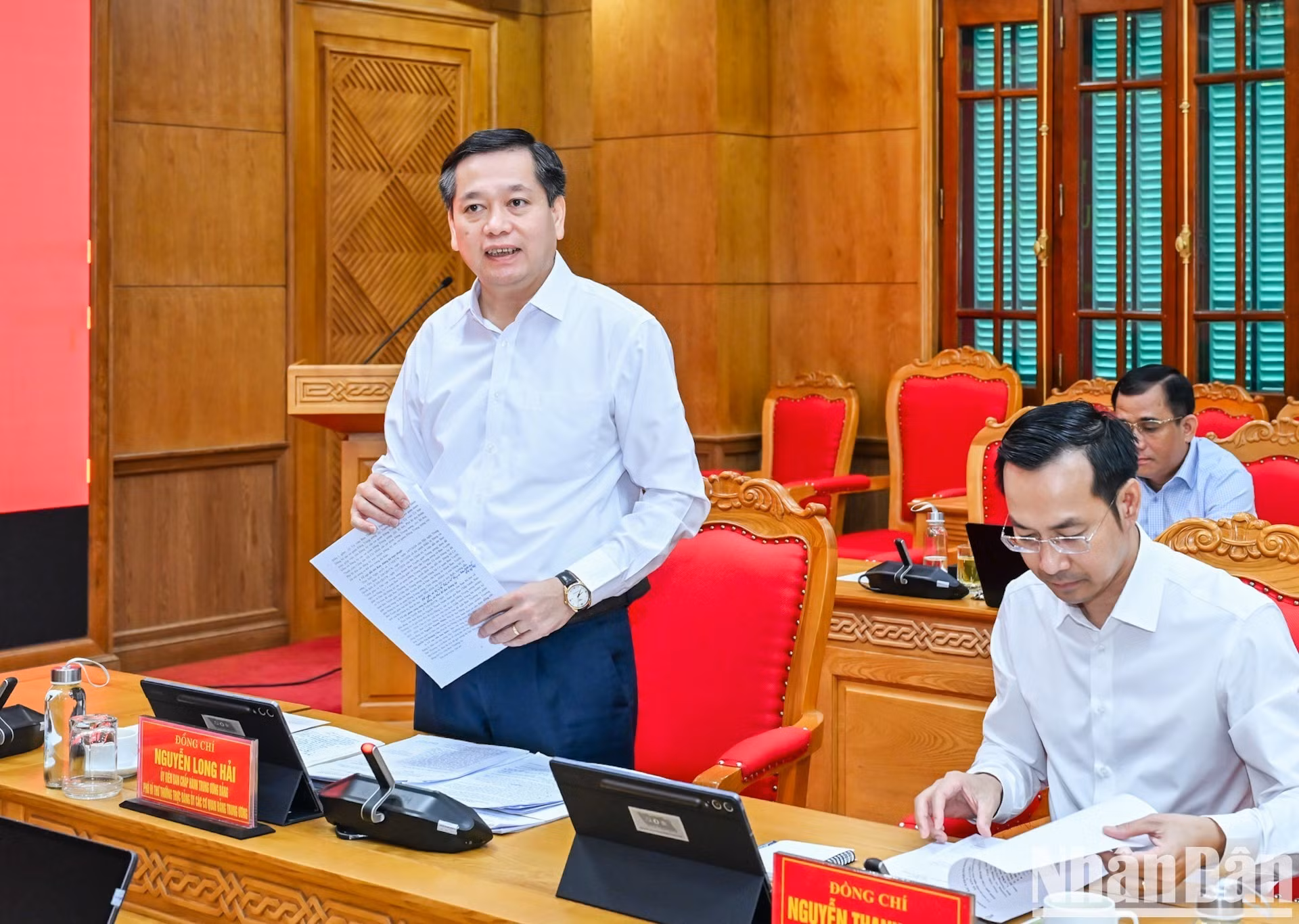Nguyen Long Hai, vicesecretario permanente del Comité partidista de los órganos centrales del Partido, presenta un informe durante la reunión.