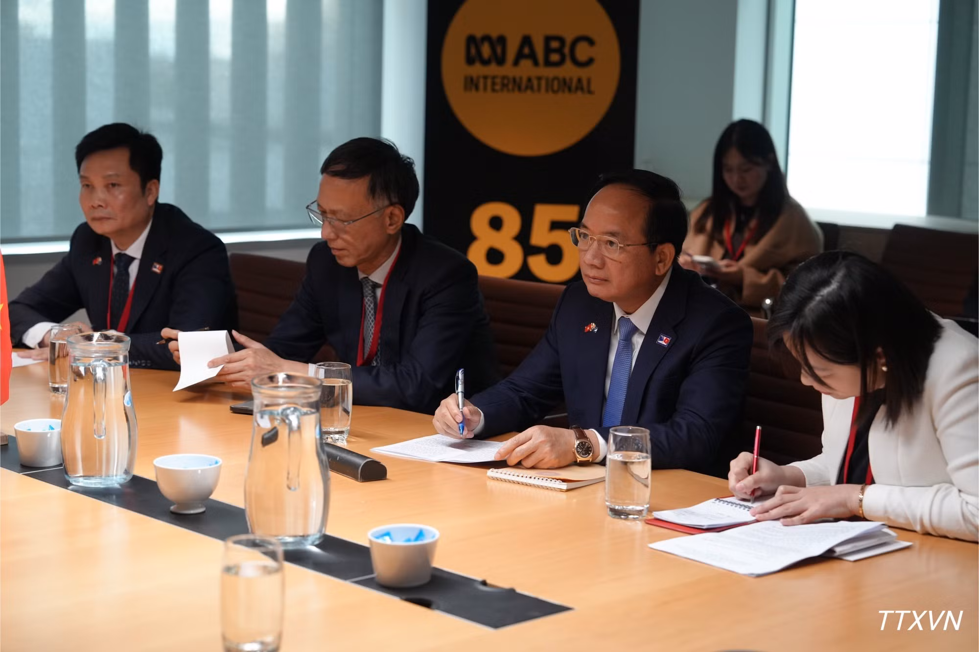 El miembro del Buró Político, secretario del Comité Central del PCV y su jefe del Comisión de Propaganda y Educación, Trinh Van Quyet, mantuvo una reunión de trabajo con la ABC.