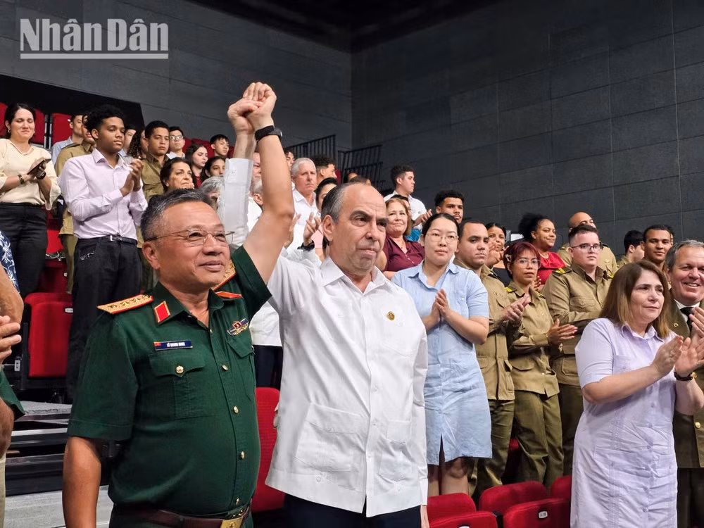 El equipo de filmación vietnamita trabaja en Cuba en un contexto en que la isla afronta dificultades energéticas y el bloqueo.