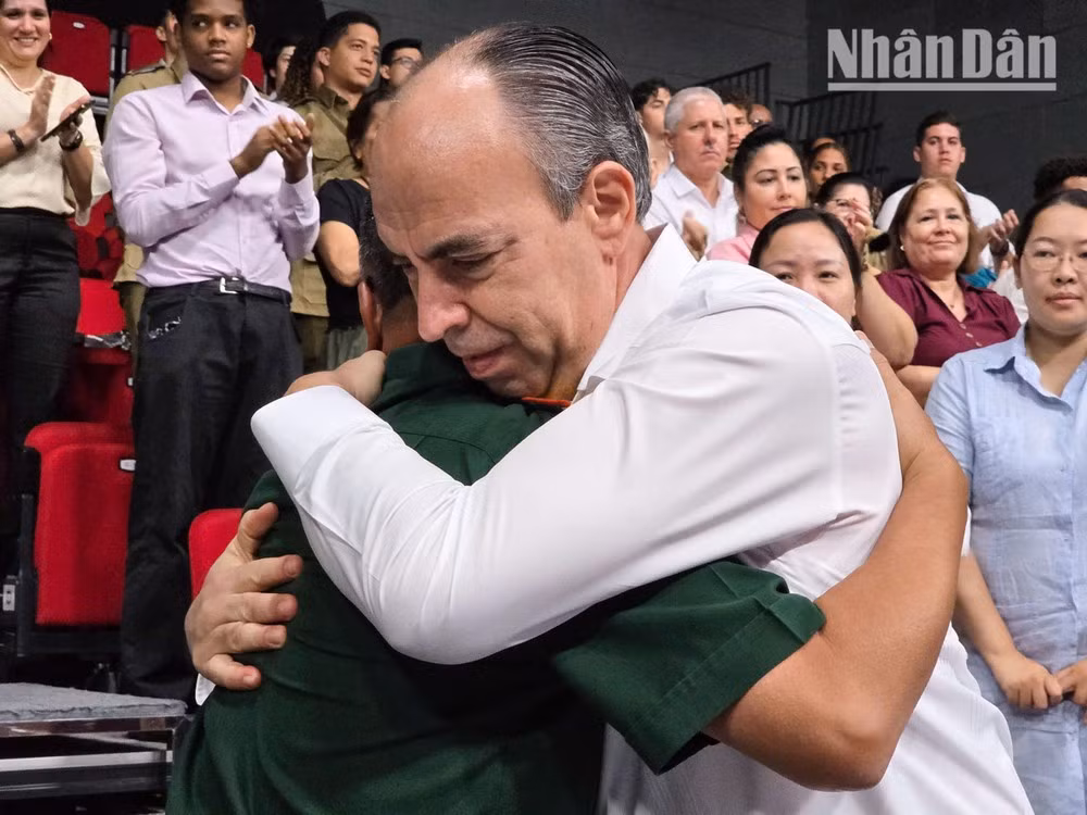 El embajador cubano en Vietnam, Rogelio Polanco Fuentes, se muestra emocionado en el estreno.