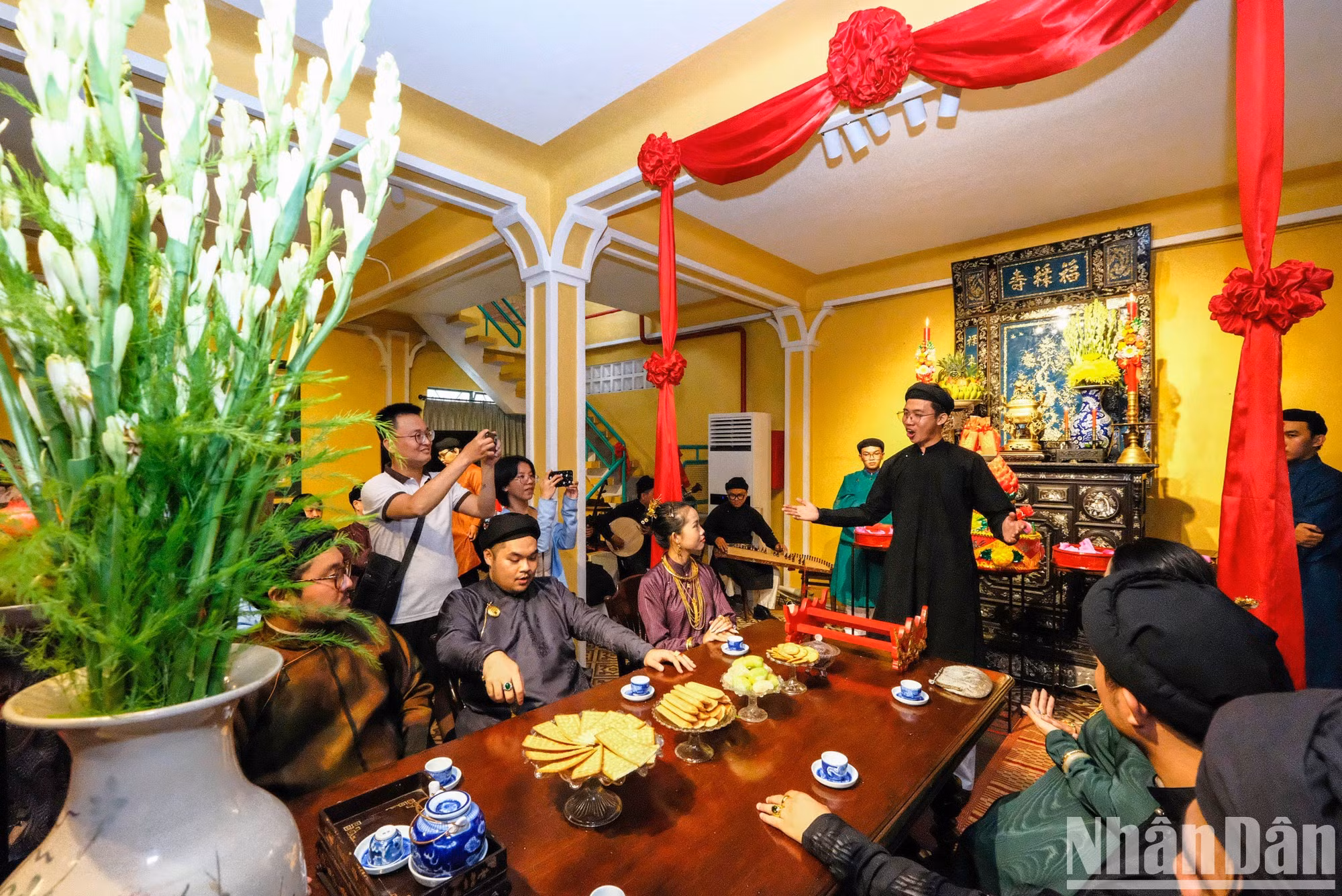 Músicos interpretan música ceremonial durante toda la boda. Sus melodías tradicionales crean un ambiente solemne y reflejan la belleza de la cultura espiritual en la vida cotidiana de los habitantes del sur de Vietnam.