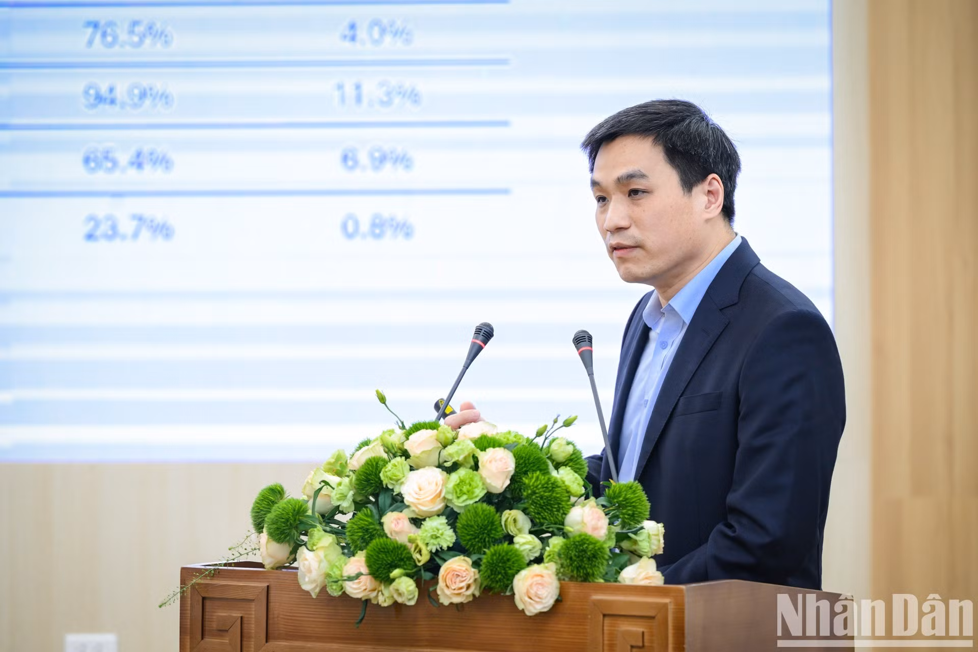 La ponencia sobre la epidemia de la miopía y los tratamientos actuales, presentada por el coronel, profesor asociado y doctor Nguyen Dinh Ngan, vicepresidente de la Asociación Oftalmológica de Vietnam y subdirector del Hospital Militar 103.