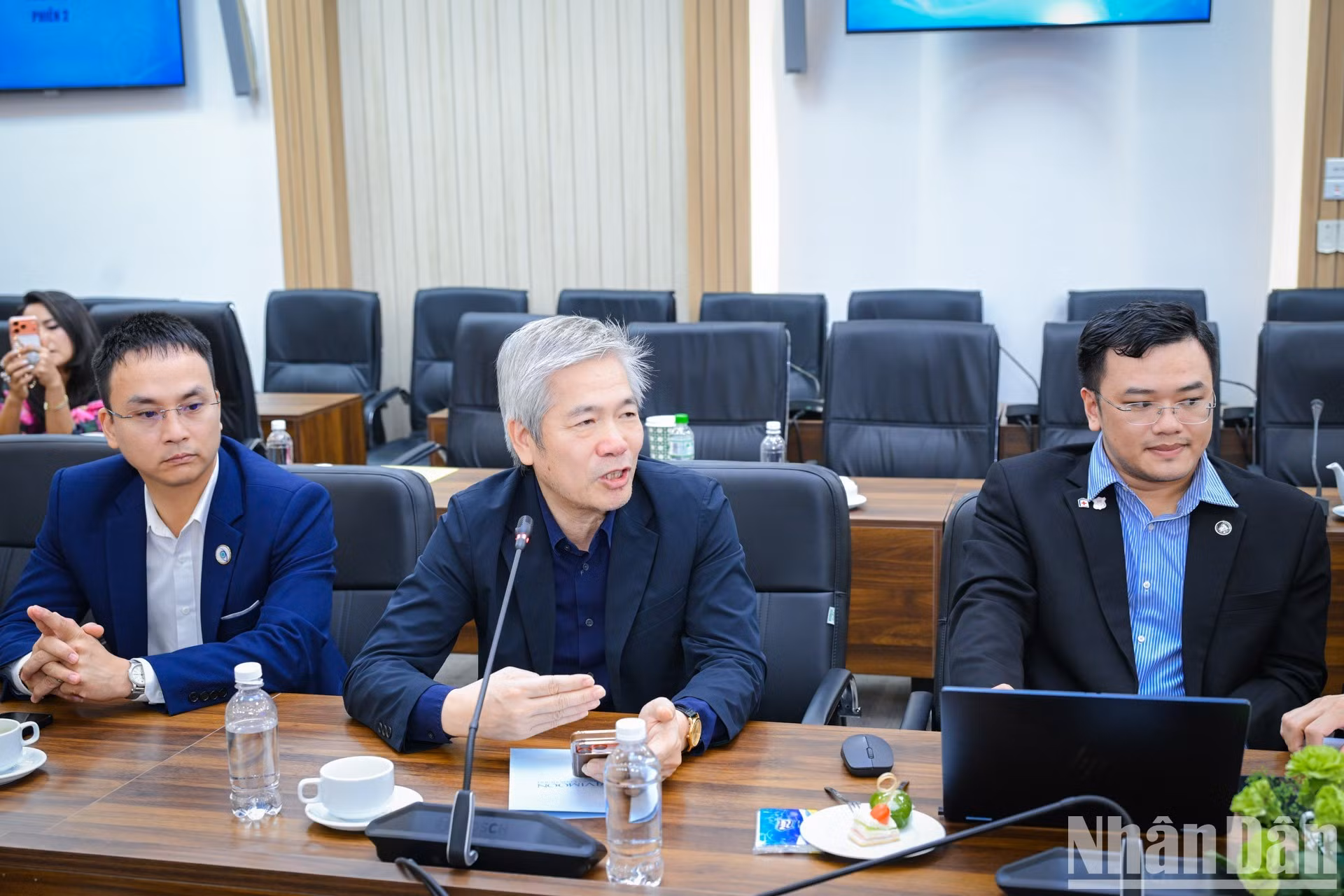 El doctor Bui Tien Hung, director del Centro Oftalmológico del Hospital Universitario Phenikaa, quien cuenta con el mayor número de cirugías Phakic ICL exitosas en el Sudeste Asiático, con más de 8 mil casos, habla.