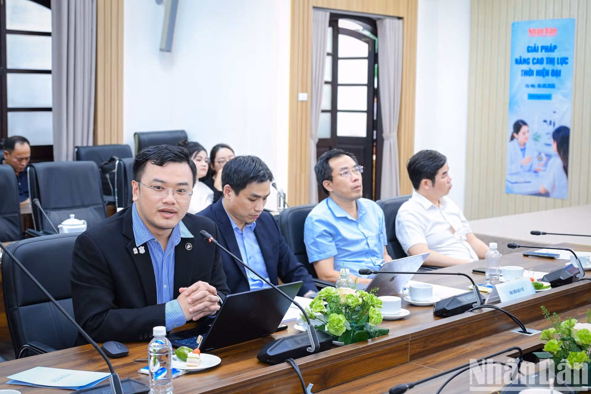 El doctor Hoang Thanh Tung, del Universidad Médica de Hanói, habla sobre el papel de los profesionales de la optometría en la detección temprana, asesoramiento, gestión de los errores refractivos y la atención primaria de la salud visual en la comunidad.