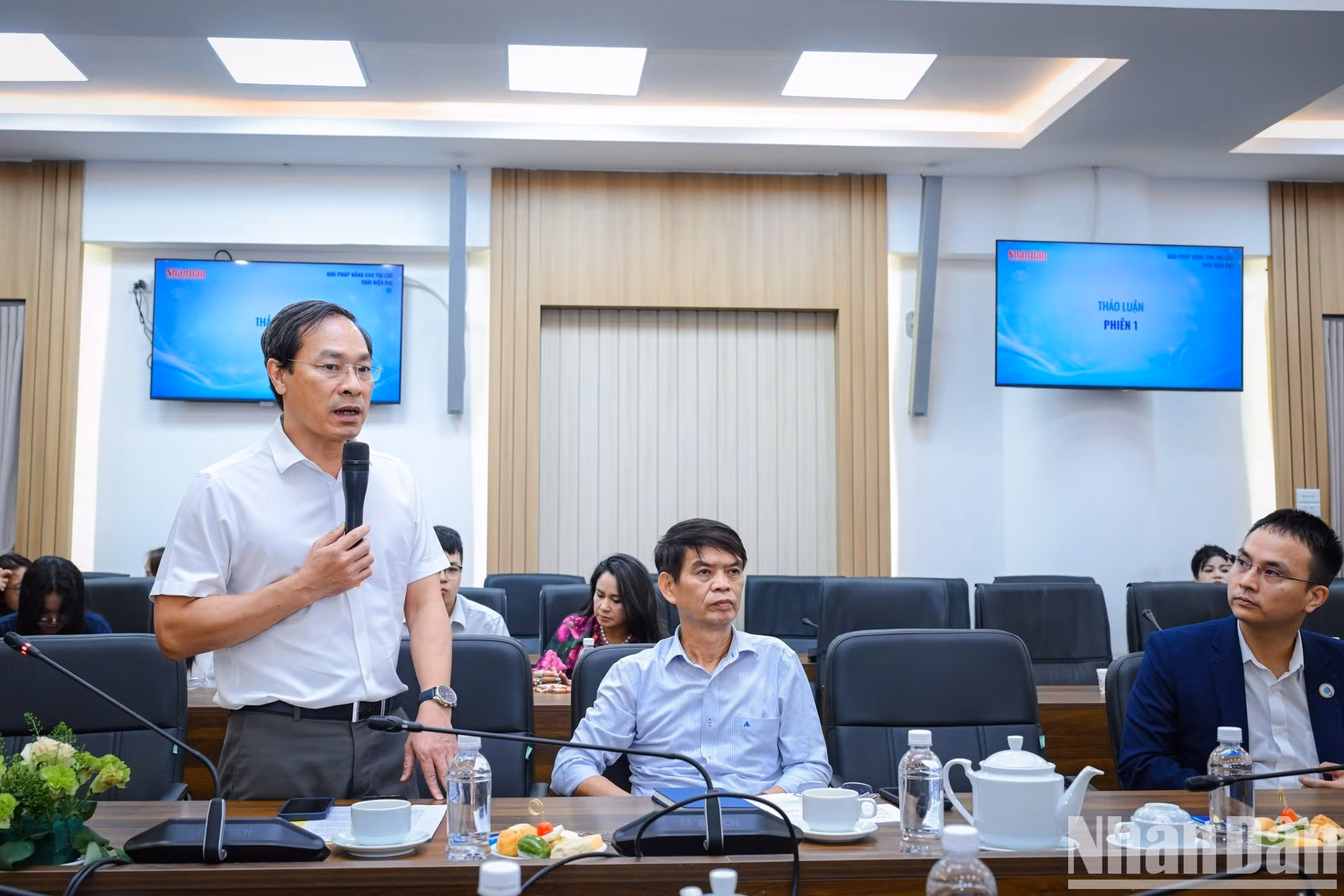 El doctor Nguyen Dinh Phuc, director del Hospital Dong Da, interviene en el coloquio.