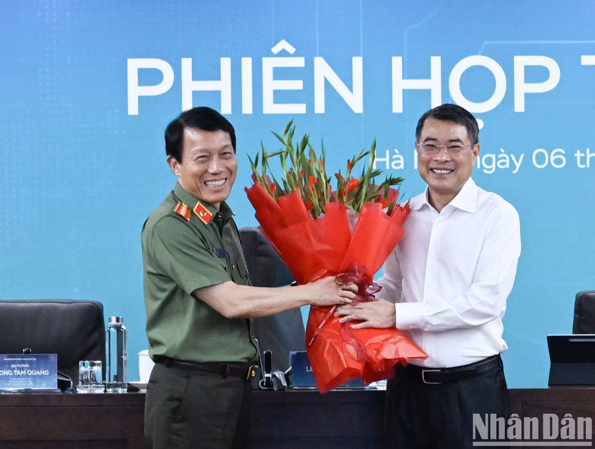 El ministro de Seguridad Pública, general Luong Tam Quang, vicepresidente permanente del Comité Directivo Nacional de Ciberseguridad, entrega flores de felicitación al primer ministro Le Minh Hung, presidente del Comité Directivo.