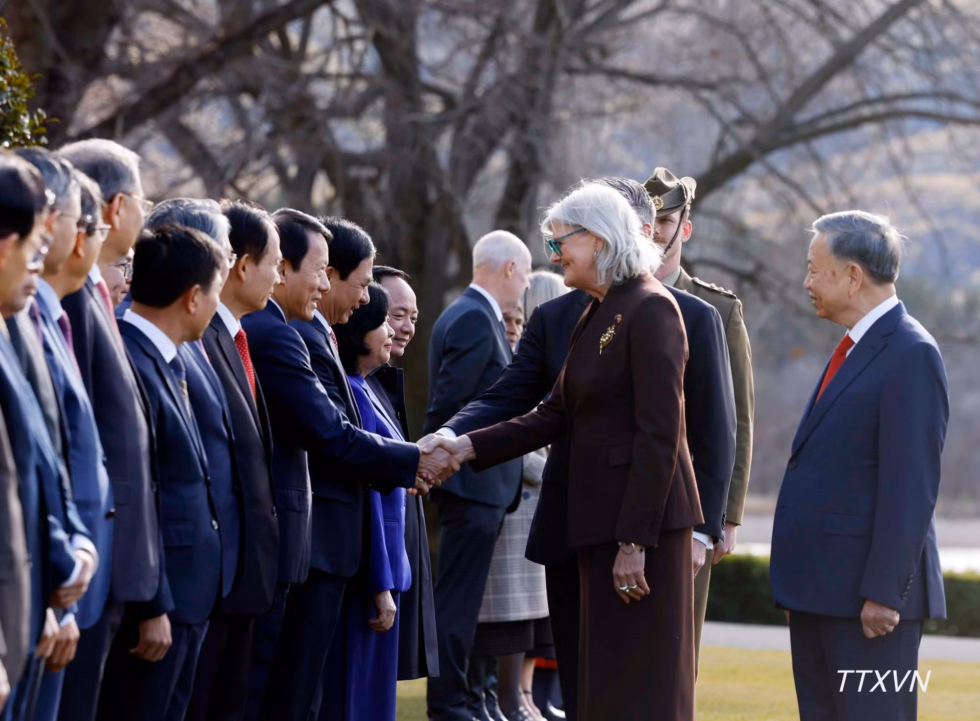 To Lam presenta a la gobernadora general de Australia, Sam Mostyn, a los miembros de la delegación de alto nivel de Vietnam.