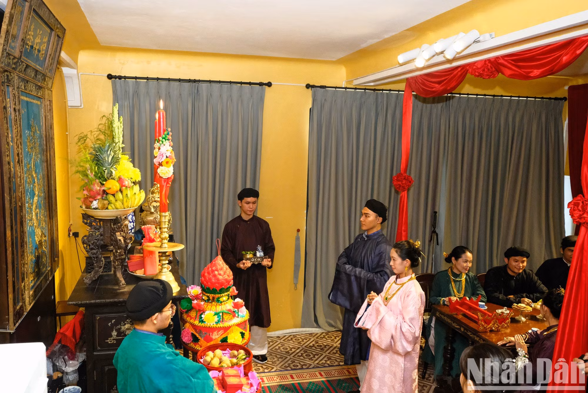 Los novios ofrecen velas ceremoniales con motivos de dragón y fénix sobre el altar de los antepasados.