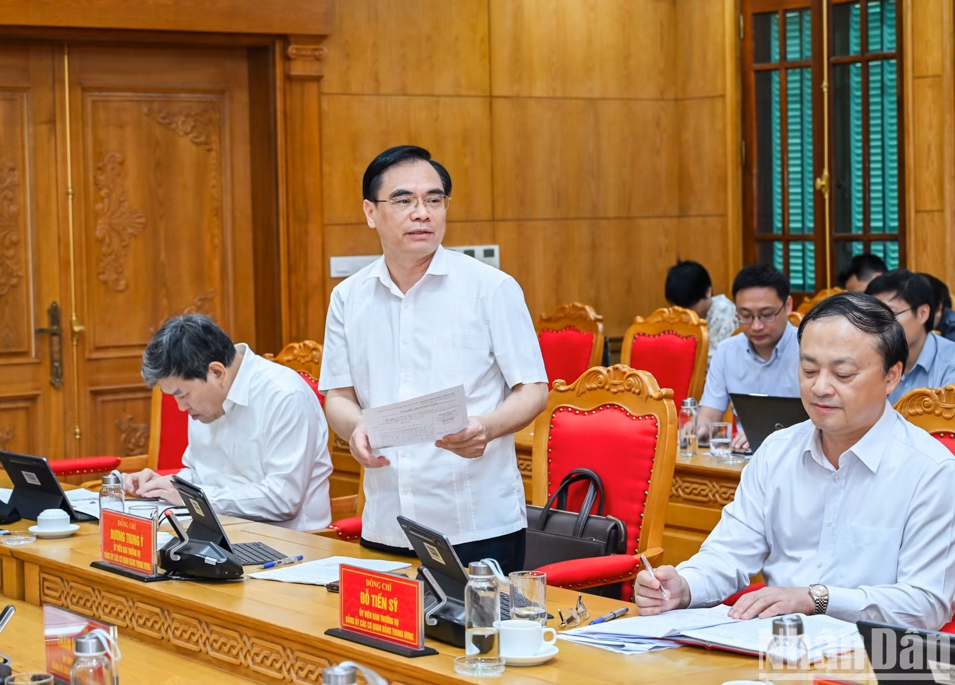 El editor jefe de la Revista Comunista, Duong Trung Y, interviene en la reunión.