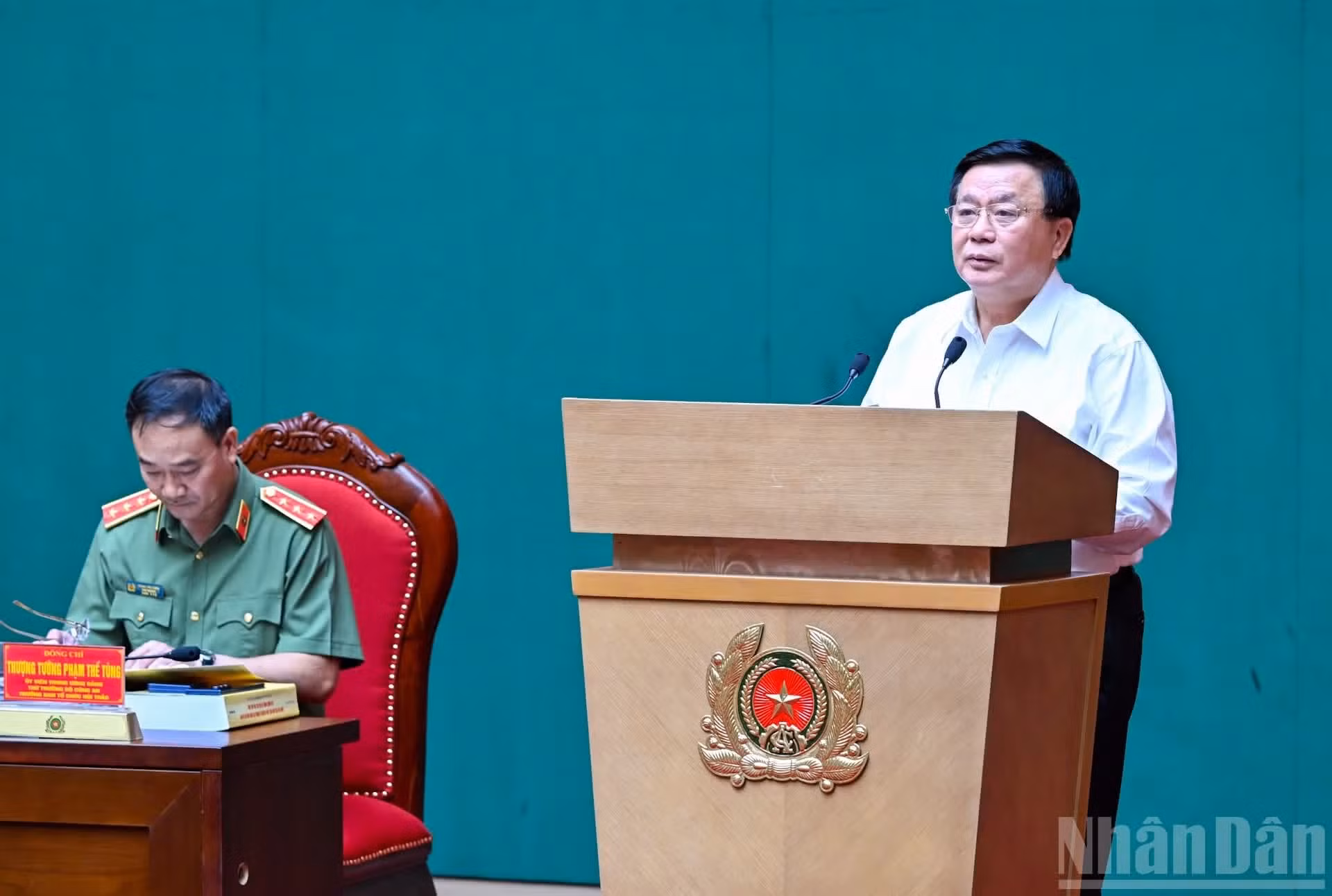 El profesor y doctor Nguyen Xuan Thang, presidente del Consejo Teórico Central, habla en el evento.