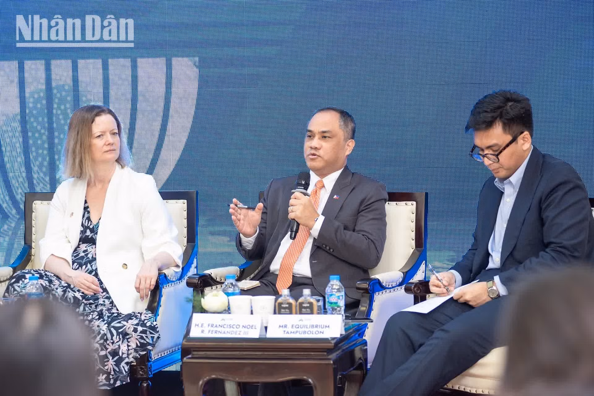 El embajador de Filipinas en Vietnam, Francisco Noel R. Fernandez III, habla en la cita.