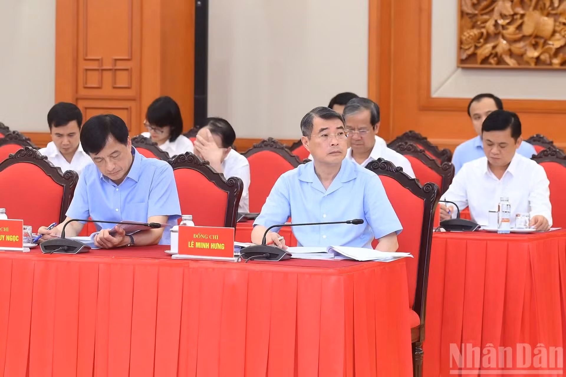 Le Minh Hung, miembro del Buró Político y primer ministro de Vietnam, así como otros dirigentes, asisten a la cita.