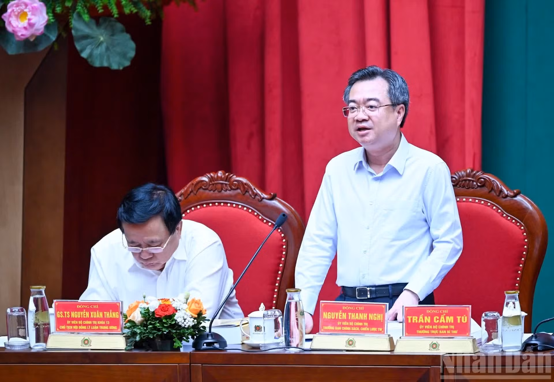 Nguyen Thanh Nghi, jefe de la Comisión de Políticas y Estrategias del Comité Central del Partido Comunista de Vietnam, habla en el seminario.