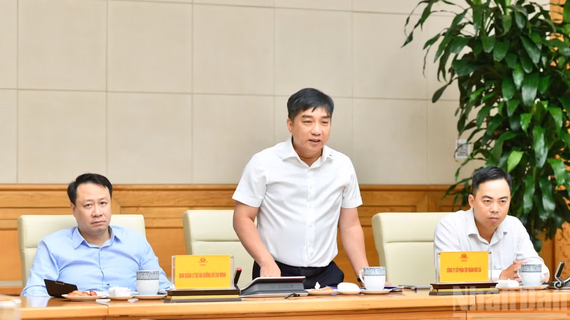 El presidente del Consejo de Administración del Grupo Deo Ca, Ho Minh Hoang, toma la palabra.