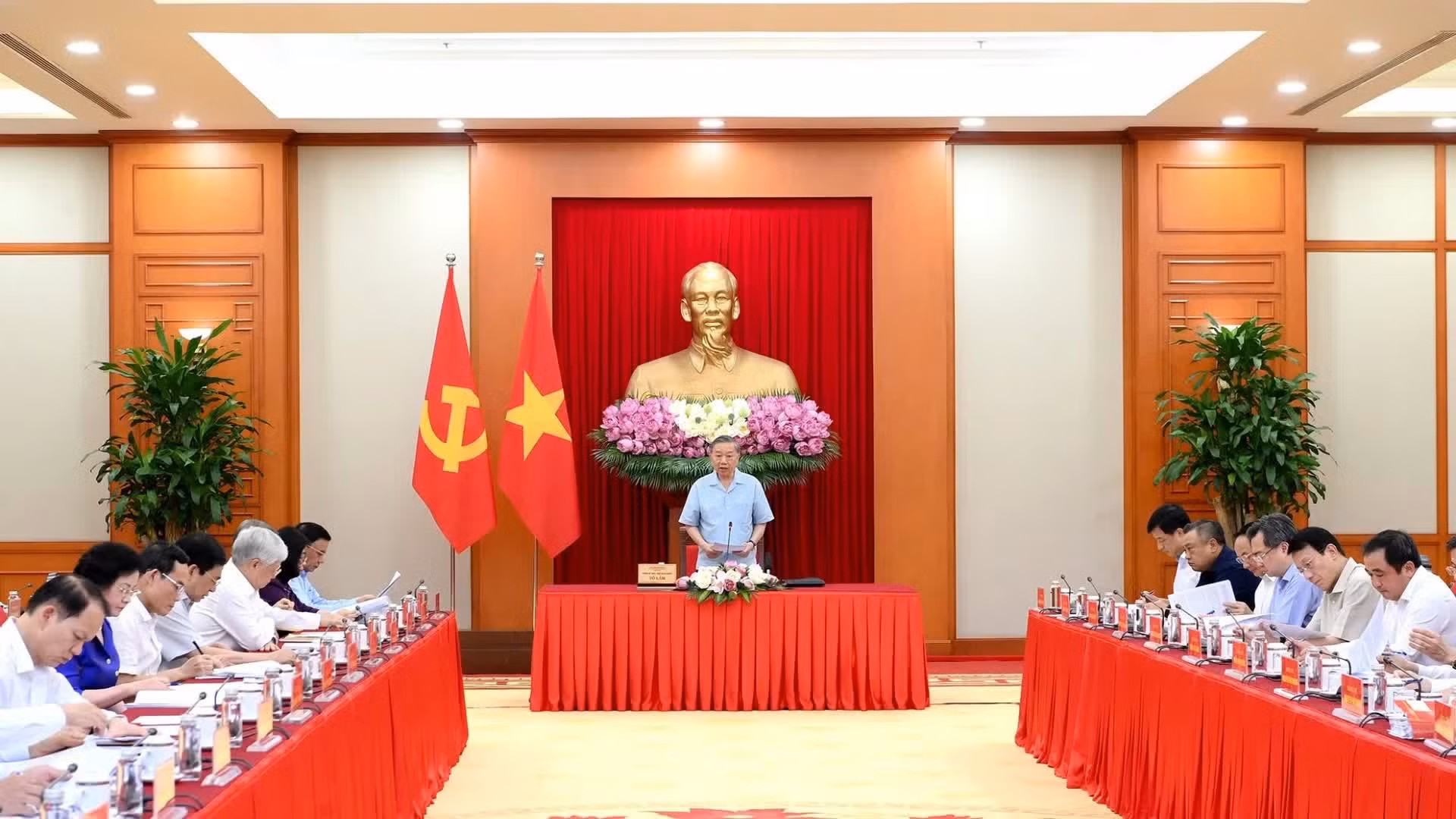 [Foto] Líder vietnamita preside reunión sobre el primer año del sistema de gobierno en tres niveles