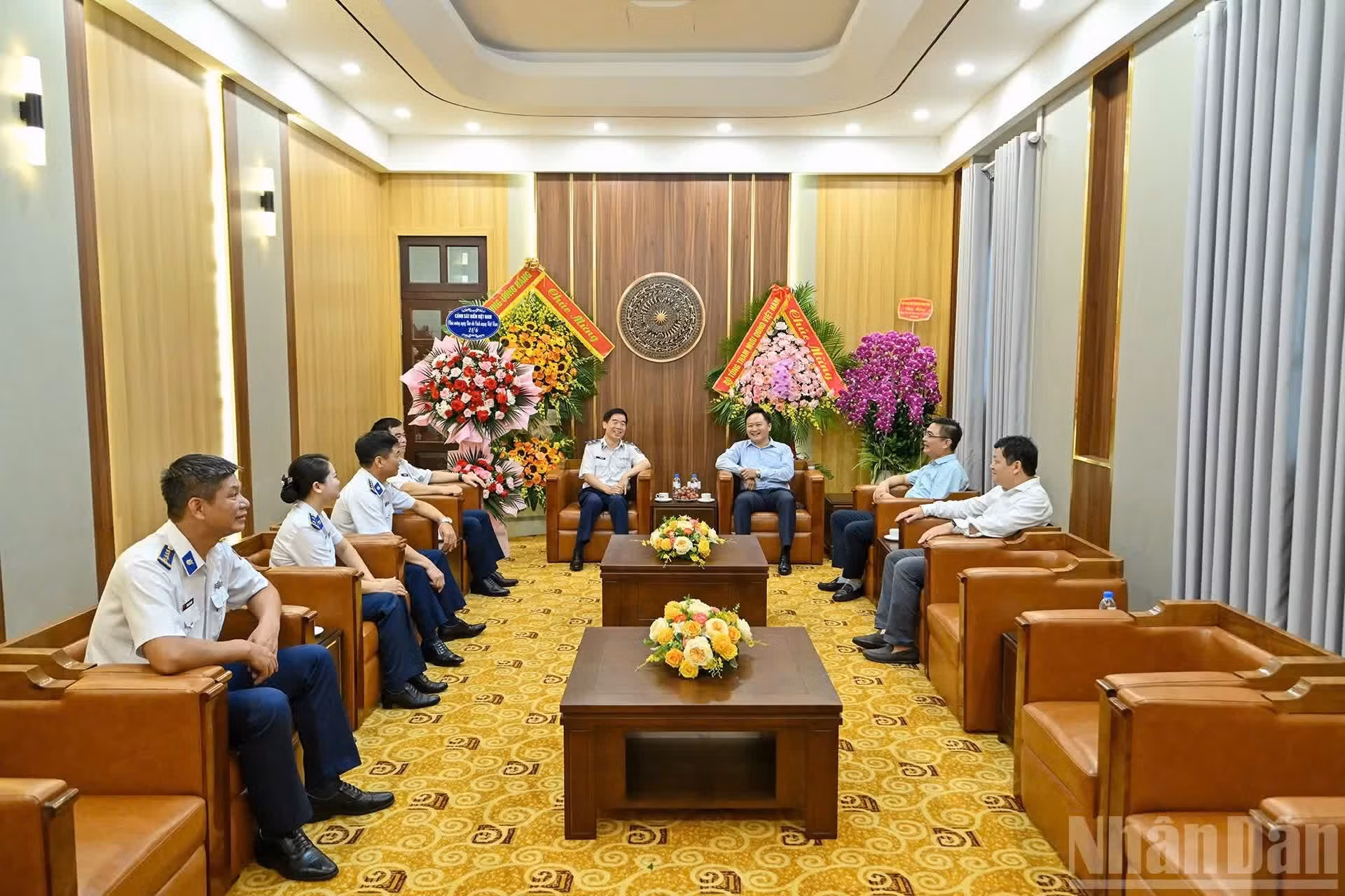 Phan Van Hung, vicepresidente-editor de Nhan Dan, recibe a la delegación del Alto Mando de la Guardia Costera de Vietnam encabezada por su comisario político, el general de división Bui Quoc Oai.