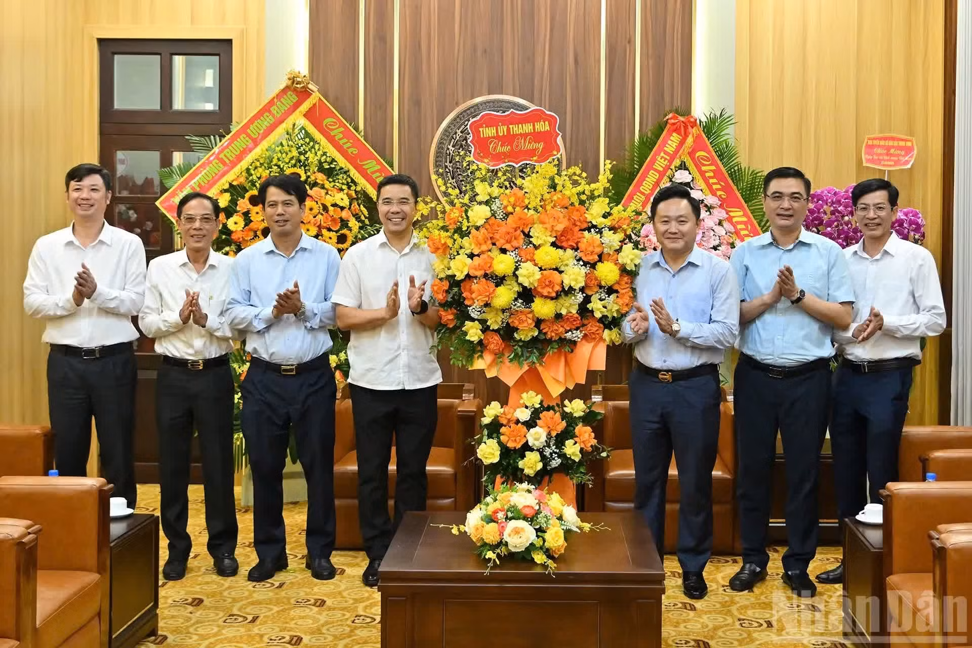 Phan Van Hung, vicepresidente-editor de Nhan Dan, recibe a la delegación de la provincia de Thanh Hoa encabezada por Nguyen Hong Phong, miembro suplente del Comité Central del Partido, vicesecretario permanente del Comité del Partido y presidente del Consejo Popular de la provincia.
