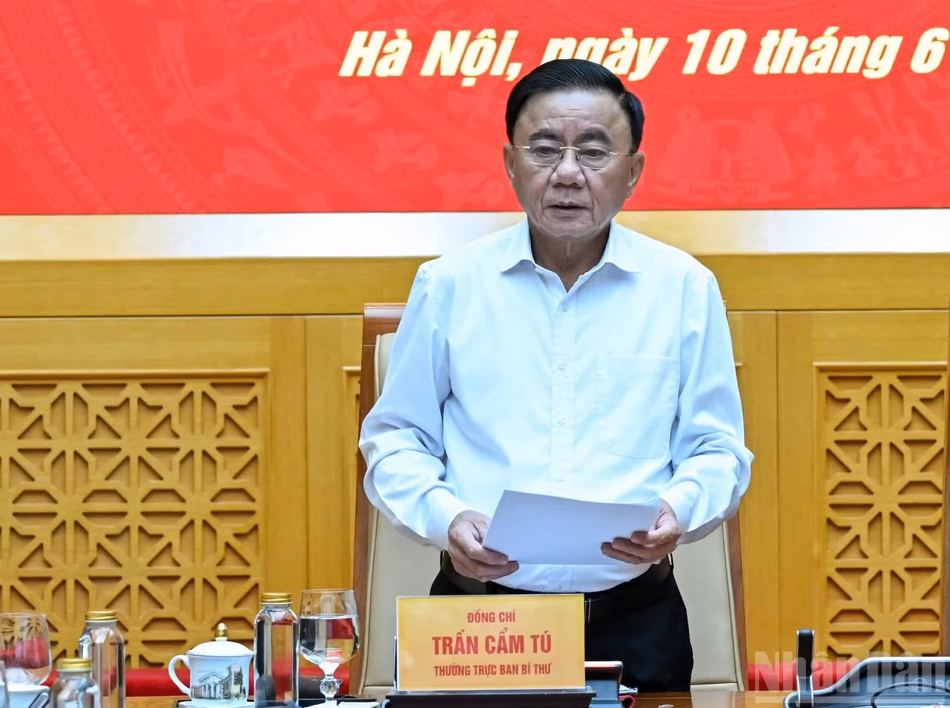 El integrante del Buró Político, miembro permanente del Secretariado del Comité Central del Partido Comunista de Vietnam y jefe del Equipo de inspección y supervisión número 12 del Buró Político, Tran Cam Tu, da las palabras inaugurales.