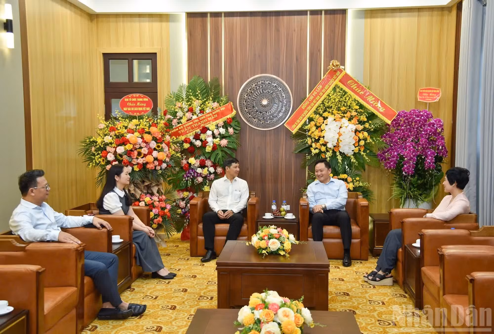 Phan Van Hung, miembro de la Junta Permanente del Comité partidista y vicepresidente-editor del periódico Nhan Dan, expresa su profundo agradecimiento por la atención de la Comisión a la prensa en general y a Nhan Dan en particular.