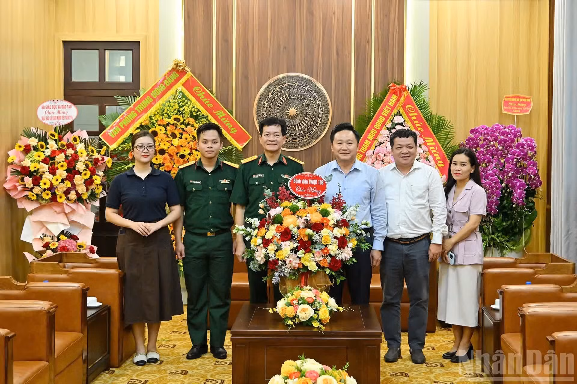Phan Van Hung, vicepresidente-editor de Nhan Dan, recibe a la delegación del Hospital Central Militar 108 encabezada por el coronel Pham Dinh Sang, vicejefe del Departamento Político del hospital.