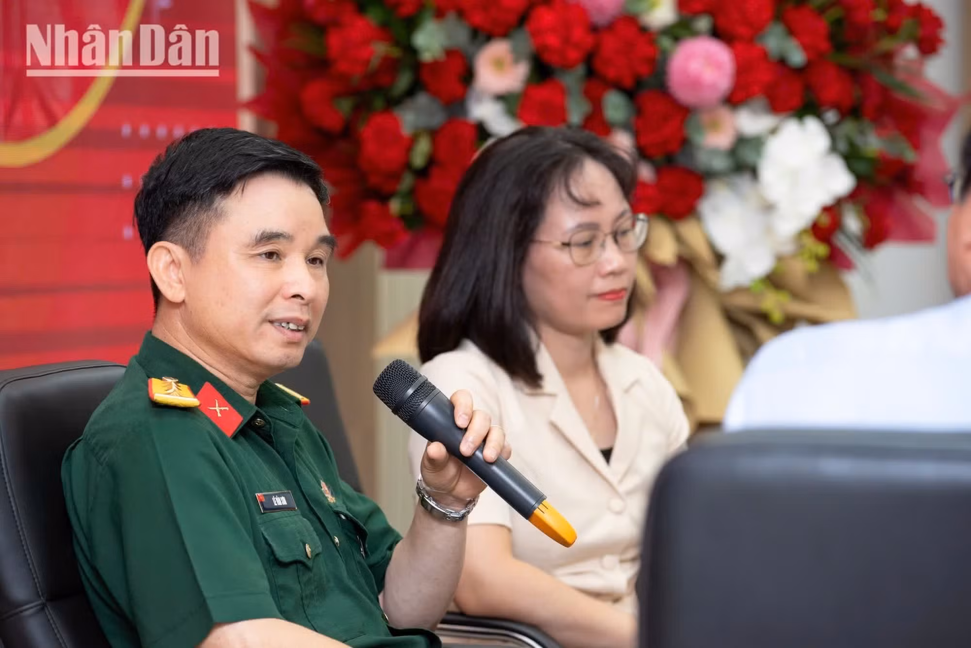 El coronel Le Van Son, subdirector del Departamento de Políticas y Asuntos Sociales (Estado Mayor General del Ejército Popular de Vietnam) y subjefe de la Oficina del Comité Directivo Nacional para la Búsqueda, Recuperación e Identificación de Restos de Mártires de Vietnam, en el evento.
