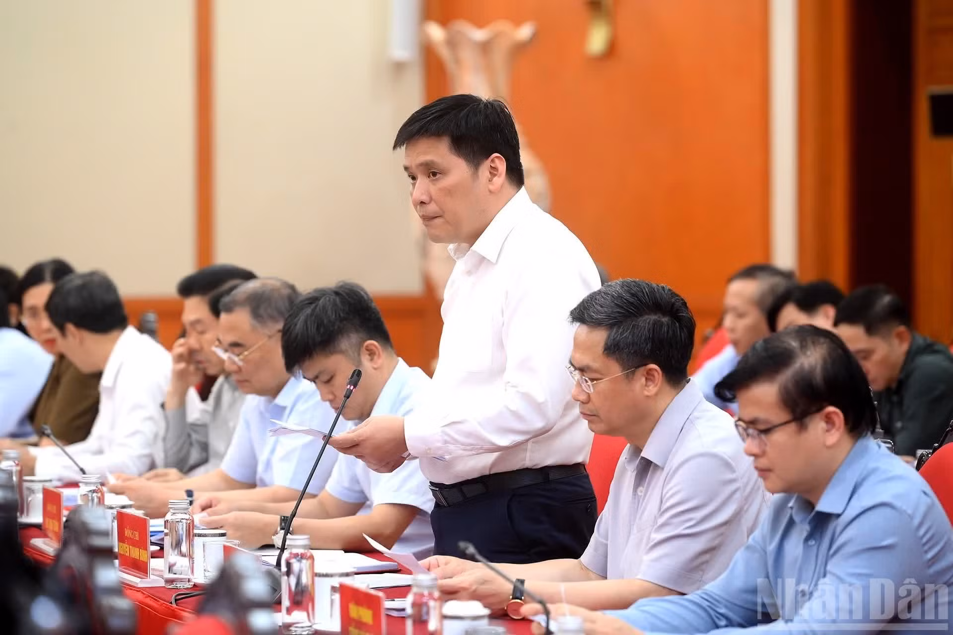 Nguyen Thanh Binh, subjefe de la Comisión de Organización del Comité Central del Partido, interviene en el evento.
