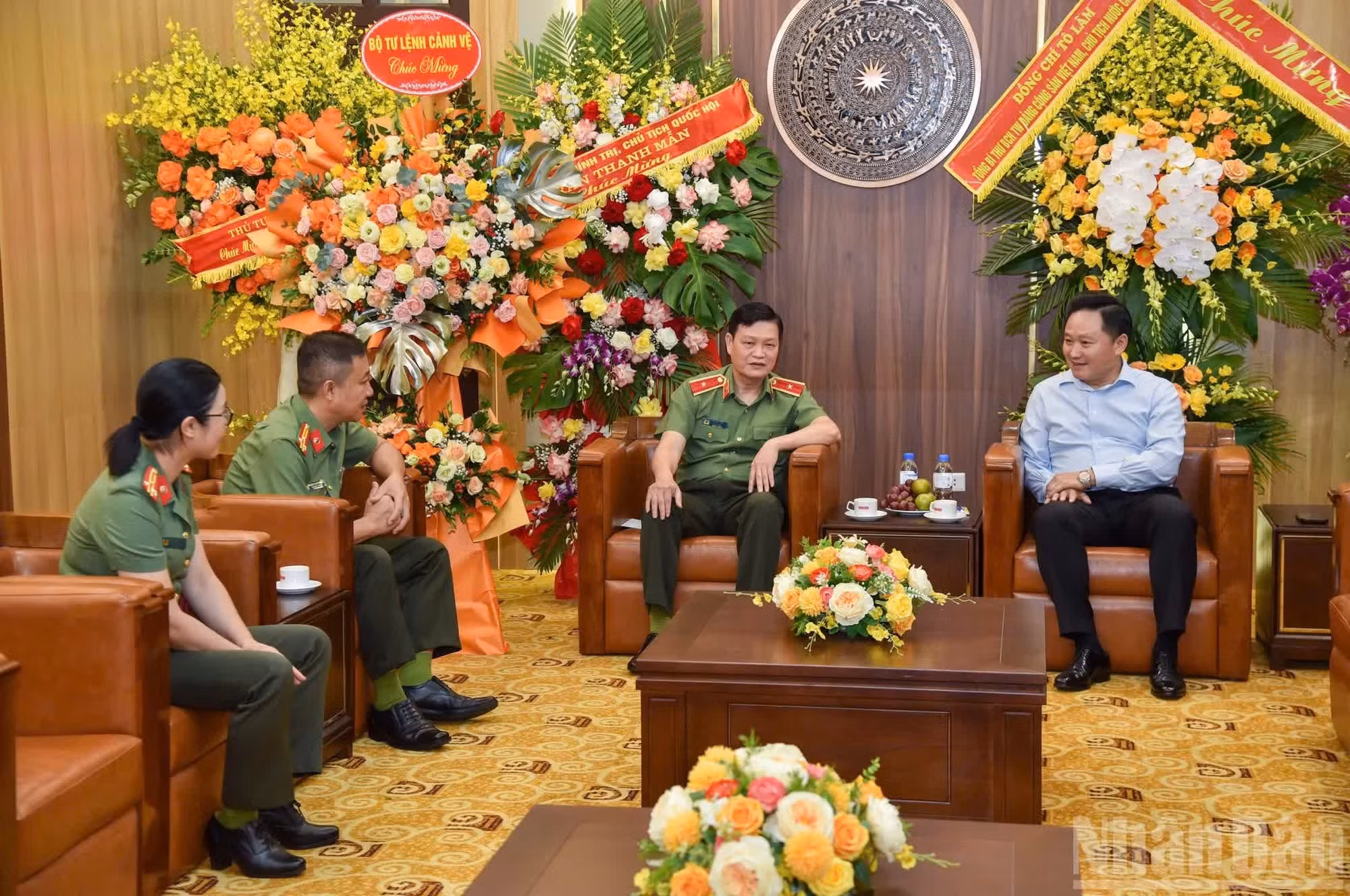 Phan Van Hung, miembro de la Junta Permanente del Comité partidista y vicepresidente-editor del periódico Nhan Dan, recibe a la delegación del Alto Mando de la Guardia de Seguridad.