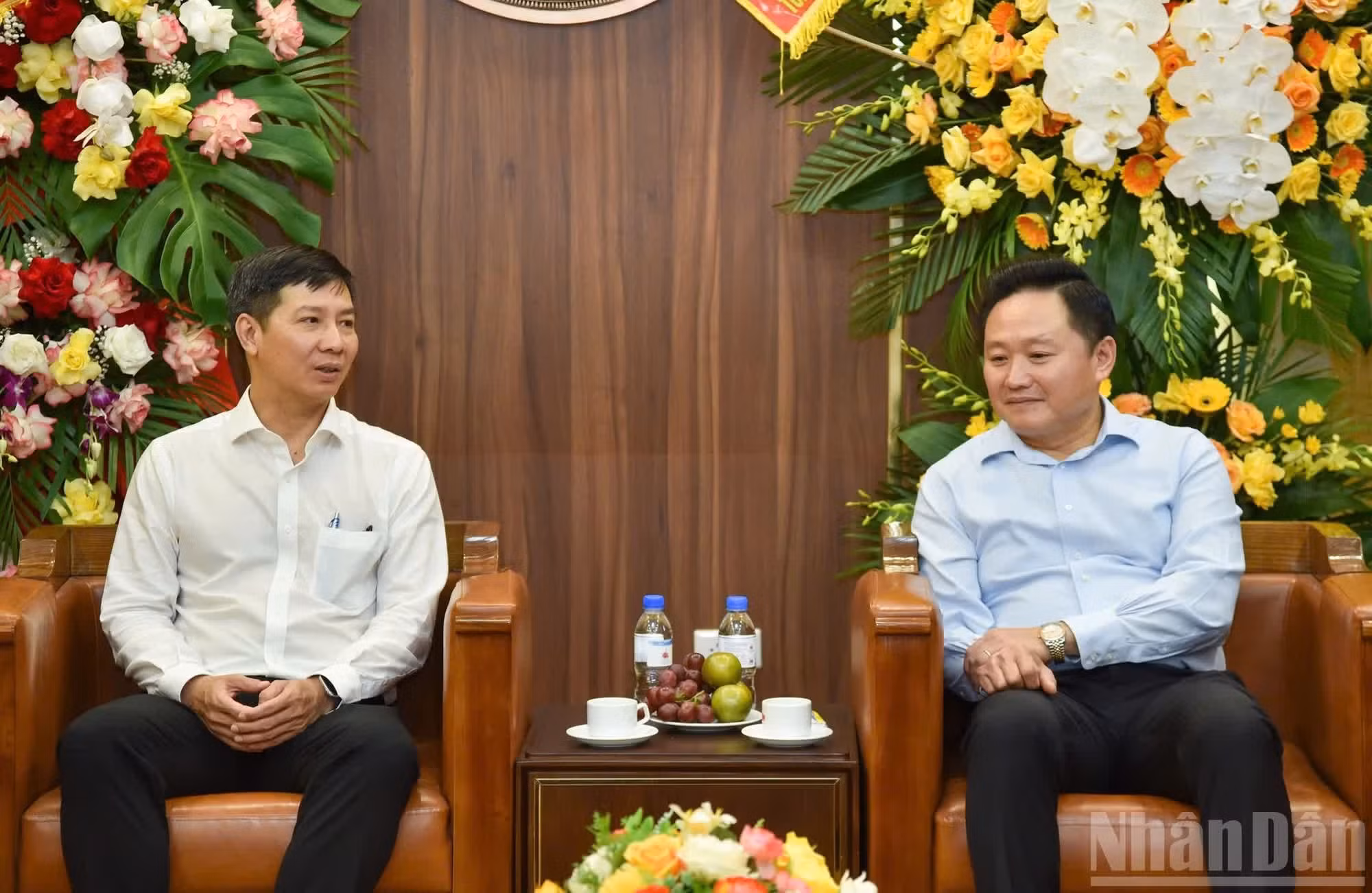 Thanh Tam destaca que, como principal órgano de prensa del Partido, Nhan Dan ha impulsado una profunda renovación para ofrecer información de manera ágil y cercana, adaptándose a las exigencias de la transformación digital, por lo que merece ser reconocido como un puente entre el Partido y el pueblo. Agrega que la Comisión de Organización del Comité Central del Partido valora la colaboración y el apoyo brindados por Nhan Dan a las labores de divulgación sobre la construcción del Partido.