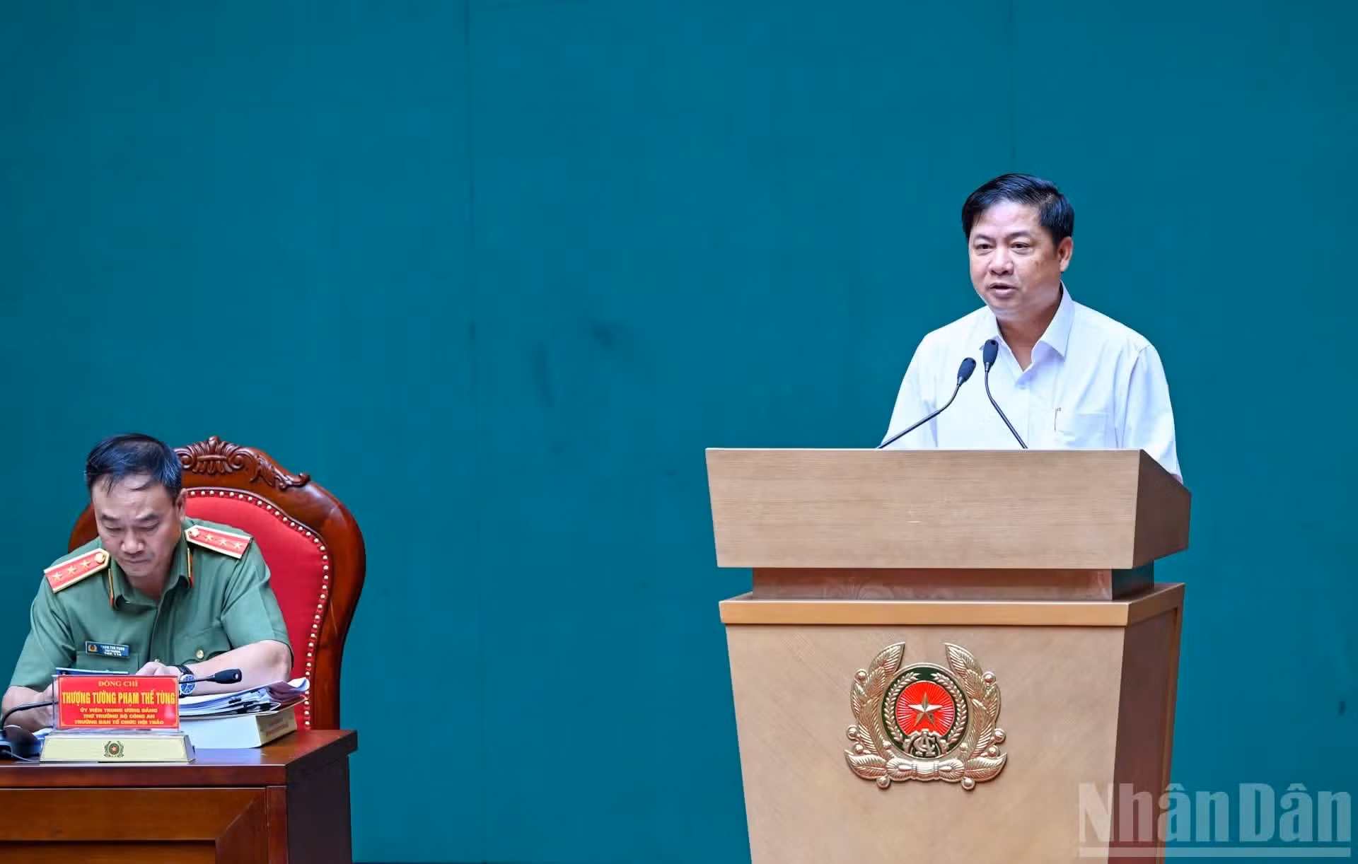 El secretario del Comité del Partido en la provincia de Dak Lak, Luong Nguyen Minh Triet, presenta una ponencia.