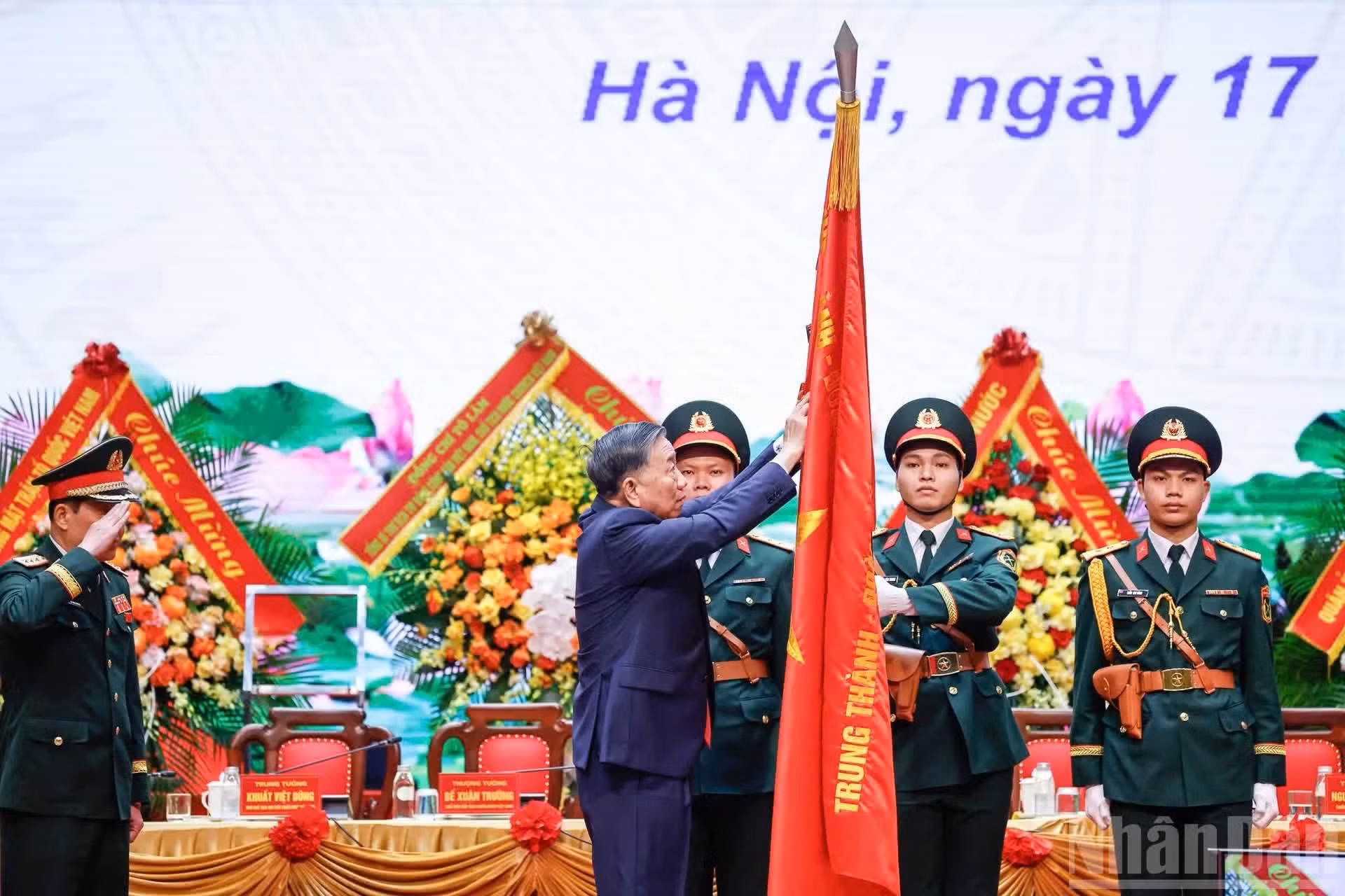 To Lam entrega la Orden Ho Chi Minh a la Asociación de Veteranos de Guerra de Vietnam.