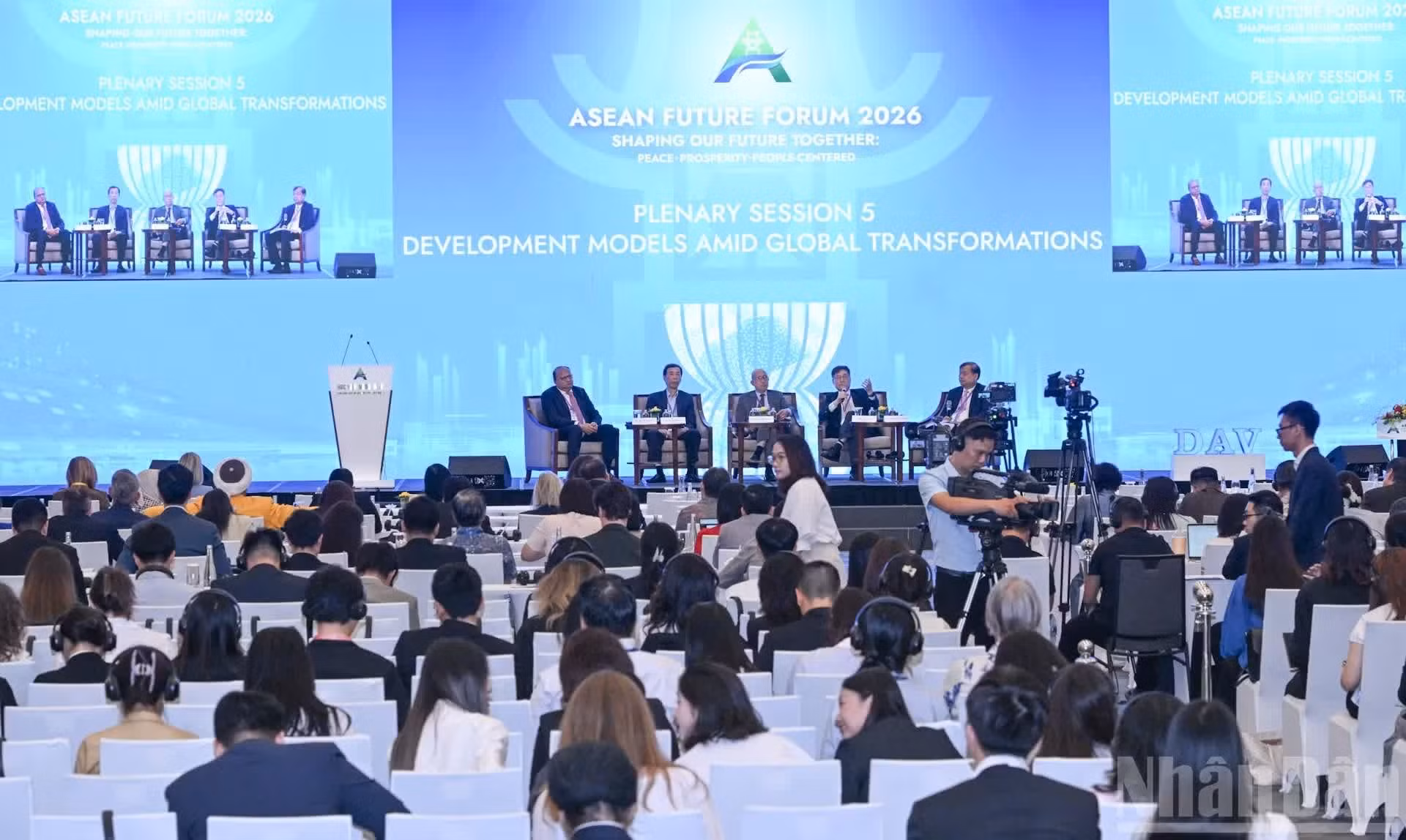 Sarun Charoensuwan, viceministro de Relaciones Exteriores de Tailandia, señala que el actual modelo de desarrollo de la Asean, basado en las exportaciones, costos laborales competitivos y la integración en la economía mundial, ha permitido que millones de personas salgan de la pobreza y ha convertido la agrupación en una de las regiones más dinámicas del mundo.